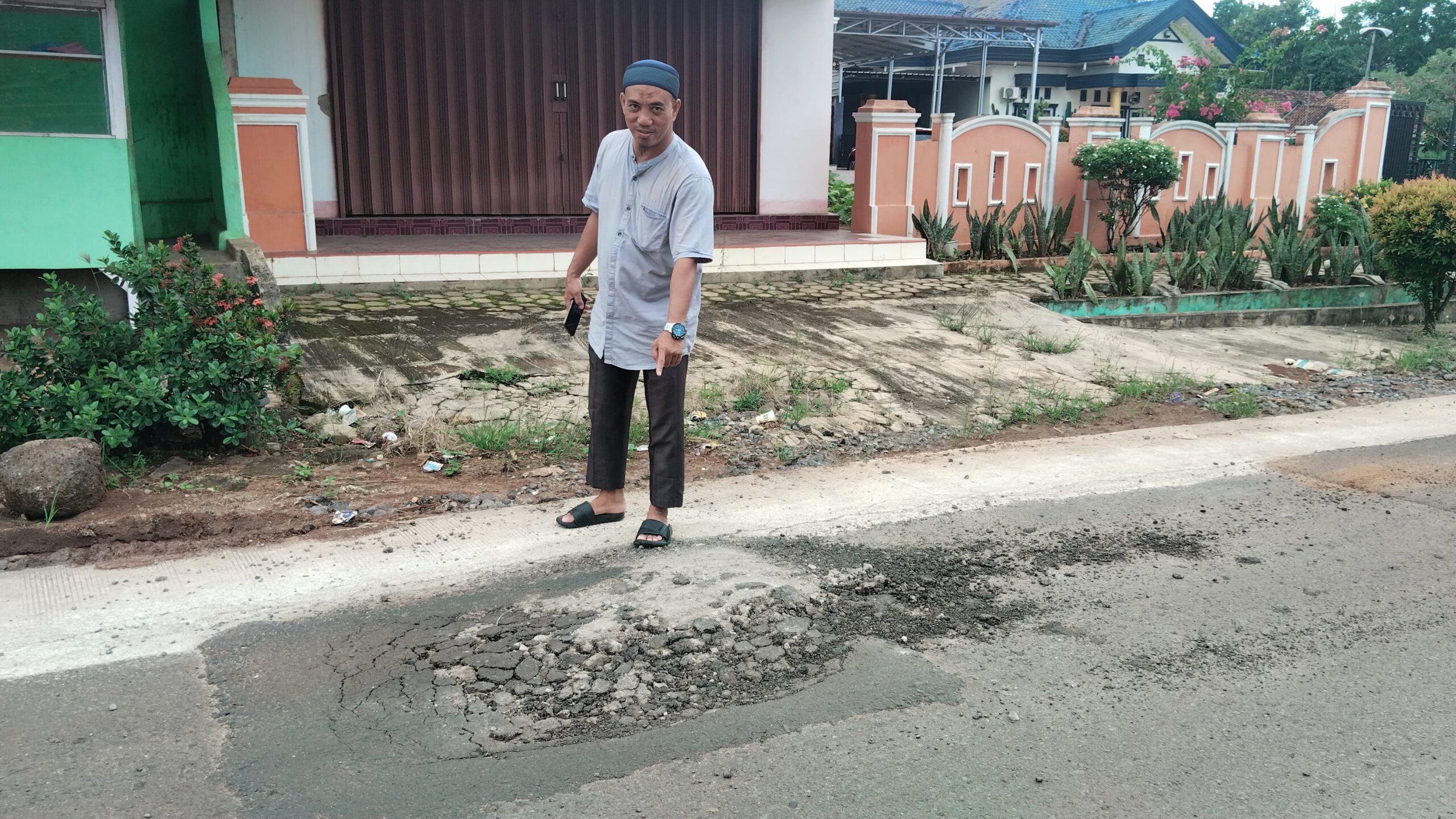 Curhat di Medsos : Warga Sukadana-Bumi Nabung Soroti Jalan Yang Baru di Perbaiki Rusak Lagi