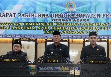 Wakil Bupati Pesibar Sampaikan Jawaban Pemerintah Terhadap Pandangan Umum Fraksi DPRD Atas Ranperda Tentang APBD Perubahan TA 2025