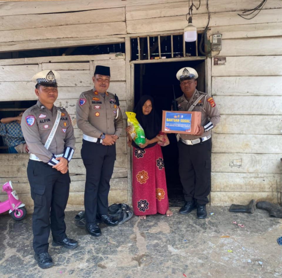 Wujud Kepedulian Sosial : Satlantas Polres Way Kanan Gelar Aksi Bansos