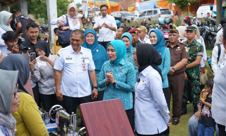 Kejari Way Kanan Hadiri Pencanangan Desa Tapis dan Penyaluran Bantuan TP PKK Provinsi Lampung di Kampung Negeri Baru