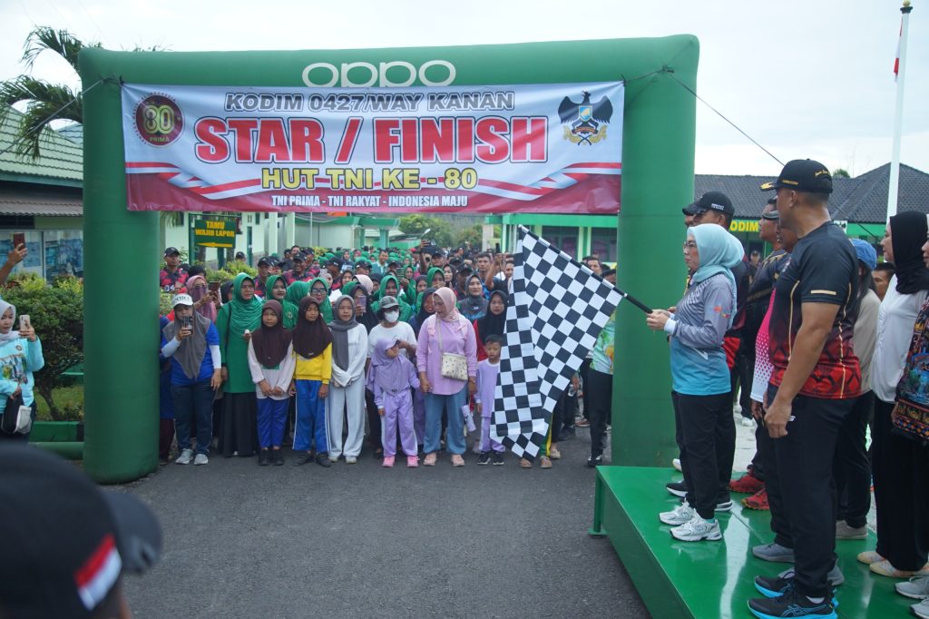 Bupati Ayu Asalasiyah Lepas Jalan Sehat HUT Ke-80 TNI Tahun 2025