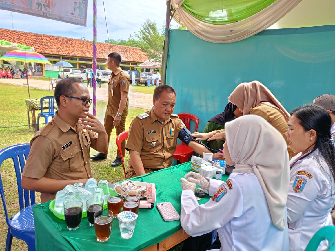 Camat Negeri Agung Tinjau Bazar dan Lomba HUT ke-16 SMKN 1 Negeri Agung