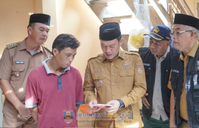 Bupati Pesisir Barat Serahkan Bantuan Kepada Korban Kebakaran di Pekon Pemerihan