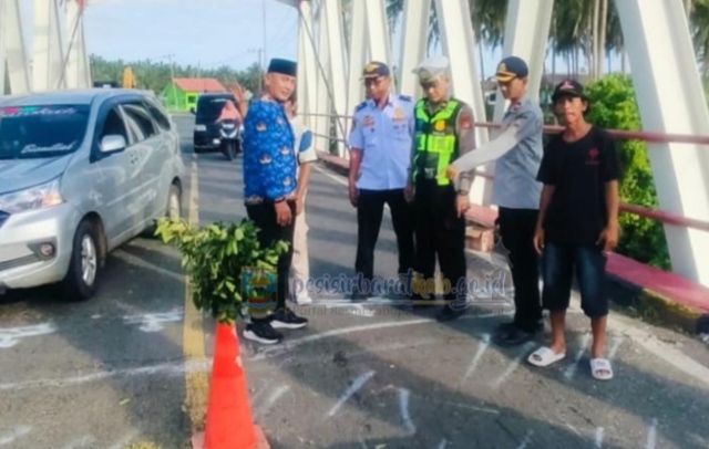 Armen Qodar Tinjau Jembatan Way Tembulih Ngambur, Pemkab Pesisir Barat Gerak Cepat Lakukan Penanganan Darurat